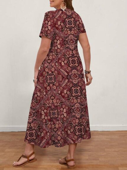 Vestido Plus Size Alexa com estampa floral marsala, estilo boho-chic, corte em A, cintura alta, decote V, mangas curtas, e caimento solto.