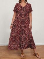 Vestido Plus Size Alexa com estampa floral marsala, estilo boho-chic, corte em A, cintura alta, decote V, mangas curtas, e caimento solto.