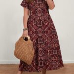 Vestido Plus Size Alexa com estampa floral marsala, estilo boho-chic, corte em A, cintura alta, decote V, mangas curtas, e caimento solto.