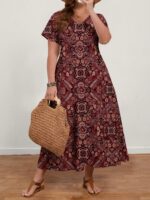 Vestido Plus Size Alexa com estampa floral marsala, estilo boho-chic, corte em A, cintura alta, decote V, mangas curtas, e caimento solto.