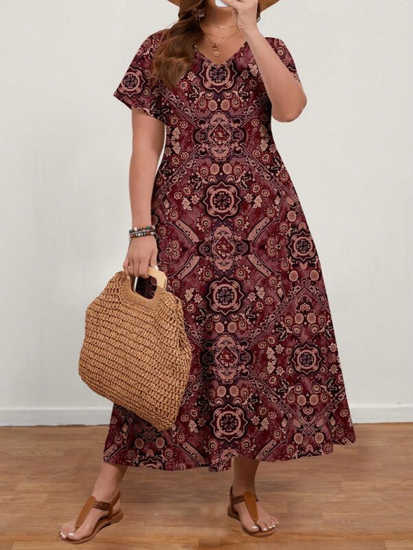 Vestido Plus Size Alexa com estampa floral marsala, estilo boho-chic, corte em A, cintura alta, decote V, mangas curtas, e caimento solto.