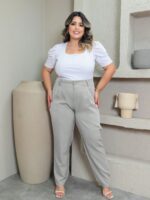 Calça Alfaiataria Plus Size Bárbara em bege, perna reta, comprimento cropped, bolsos e botão. Casual e sofisticada para o dia a dia.