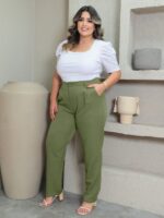 Calça Alfaiataria Plus Size Bárbara em bege, perna reta, comprimento cropped, bolsos e botão. Casual e sofisticada para o dia a dia.
