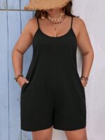 Macaquinho Plus Size Elaine, com alças finas, perna larga, e bolsos. Versátil, moderno e confortável, ideal para dias quentes.
