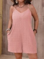 Macaquinho Plus Size Elaine, com alças finas, perna larga, e bolsos. Versátil, moderno e confortável, ideal para dias quentes.