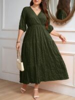 Vestido Plus Size Amanda em rosa chiclete, design em A, cintura alta, mangas bishop, decote V, babados esvoaçantes e detalhes cruzados.