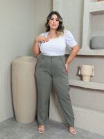 Calça Alfaiataria Plus Size Bárbara em bege, perna reta, comprimento cropped, bolsos e botão. Casual e sofisticada para o dia a dia.