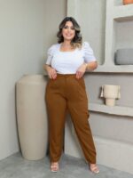 Calça Alfaiataria Plus Size Bárbara em bege, perna reta, comprimento cropped, bolsos e botão. Casual e sofisticada para o dia a dia.