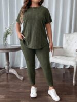Conjunto Feminino Plus Size Sabrina, tricô com gola redonda e ombro caído, legging ajustada, em verde oliva, confortável e estiloso.