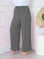 Calça Pantalona Plus Size Amora em verde militar, design de perna larga, cintura natural, bolsos funcionais. Versátil e confortável.
