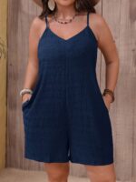 Macaquinho Plus Size Elaine, com alças finas, perna larga, e bolsos. Versátil, moderno e confortável, ideal para dias quentes.