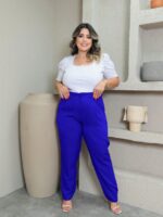 Calça Alfaiataria Plus Size Bárbara em bege, perna reta, comprimento cropped, bolsos e botão. Casual e sofisticada para o dia a dia.