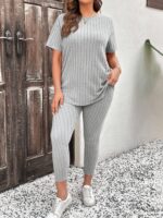 Conjunto Feminino Plus Size Sabrina, tricô com gola redonda e ombro caído, legging ajustada, em verde oliva, confortável e estiloso.