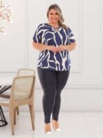 Blusa Plus Size Cecília com estampa geométrica multicolorida, manga morcego, decote gota, detalhes vazados. Moderna, confortável e versátil.
