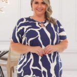 Blusa Plus Size Cecília com estampa geométrica multicolorida, manga morcego, decote gota, detalhes vazados. Moderna, confortável e versátil.