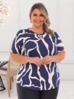 Blusa Plus Size Cecília com estampa geométrica multicolorida, manga morcego, decote gota, detalhes vazados. Moderna, confortável e versátil.