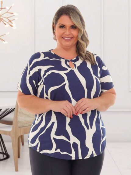 Blusa Plus Size Cecília com estampa geométrica multicolorida, manga morcego, decote gota, detalhes vazados. Moderna, confortável e versátil.