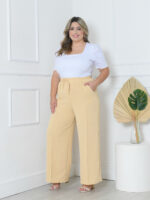 Calça Pantalona Plus Size Amora em verde militar, design de perna larga, cintura natural, bolsos funcionais. Versátil e confortável.