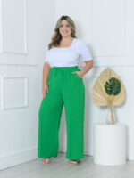 Calça Pantalona Plus Size Amora em verde militar, design de perna larga, cintura natural, bolsos funcionais. Versátil e confortável.