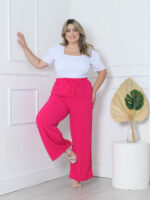 Calça Pantalona Plus Size Amora em verde militar, design de perna larga, cintura natural, bolsos funcionais. Versátil e confortável.