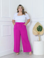 Calça Pantalona Plus Size Amora em verde militar, design de perna larga, cintura natural, bolsos funcionais. Versátil e confortável.