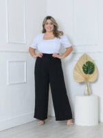 Calça Pantalona Plus Size Amora em verde militar, design de perna larga, cintura natural, bolsos funcionais. Versátil e confortável.