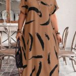 Vestido Plus Size Bruna Casual, estampa em blocos de cores, decote V, mangas morcego. Confortável e estiloso para diversas ocasiões.