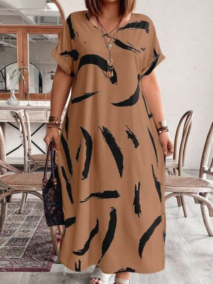 Vestido Plus Size Bruna Casual, estampa em blocos de cores, decote V, mangas morcego. Confortável e estiloso para diversas ocasiões.