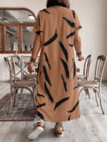 Vestido Plus Size Bruna Casual, estampa em blocos de cores, decote V, mangas morcego. Confortável e estiloso para diversas ocasiões.