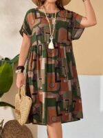Vestido feminino Plus Size Estilo bata, gola redonda, cintura alta, tecido leve em viscose e poliamida. Confortável e moderno para ocasiões casuais.