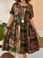 Vestido feminino Plus Size Estilo bata, gola redonda, cintura alta, tecido leve em viscose e poliamida. Confortável e moderno para ocasiões casuais.