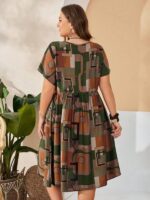 Vestido feminino Plus Size Estilo bata, gola redonda, cintura alta, tecido leve em viscose e poliamida. Confortável e moderno para ocasiões casuais.