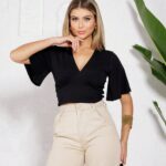 Blusa feminina cropped Tânia, com manga esvoaçante, costas nuas e tecido de alta elasticidade. Conforto e estilo para dias casuais.