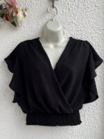 Blusa feminina Giulia rosa chiclete com mangas bufantes, decote em U e caimento slim fit. Ideal para ocasiões casuais e modernas.
