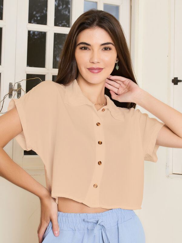 Camisa feminina cropped cor damasco, com manga morcego e detalhes de botões. Tecido leve, perfeito para dias quentes e visuais casuais.