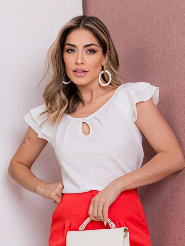 Blusa feminina branca com detalhes plissados e vazados, decote gota e mangas esvoaçantes. Estilo casual e delicado para diversas ocasiões.