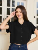 Camisa feminina cropped cor damasco, com manga morcego e detalhes de botões. Tecido leve, perfeito para dias quentes e visuais casuais.