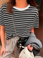 Blusa feminina listrada verde água, manga regular e cintura contrastada. Ideal para dias casuais, com tecido leve e confortável.