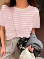 Blusa feminina listrada verde água, manga regular e cintura contrastada. Ideal para dias casuais, com tecido leve e confortável.