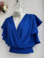Blusa feminina Giulia rosa chiclete com mangas bufantes, decote em U e caimento slim fit. Ideal para ocasiões casuais e modernas.