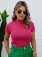 Blusa feminina canelada com gola alta e manga curta, feita de poliéster e elastano. Confortável e moderna, ideal para diversas ocasiões