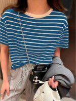 Blusa feminina listrada verde água, manga regular e cintura contrastada. Ideal para dias casuais, com tecido leve e confortável.