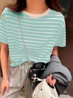 Blusa feminina listrada verde água, manga regular e cintura contrastada. Ideal para dias casuais, com tecido leve e confortável.