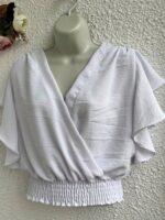 Blusa feminina Giulia rosa chiclete com mangas bufantes, decote em U e caimento slim fit. Ideal para ocasiões casuais e modernas.