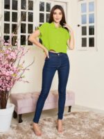 Camisa feminina cropped cor damasco, com manga morcego e detalhes de botões. Tecido leve, perfeito para dias quentes e visuais casuais.