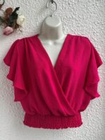 Blusa feminina Giulia rosa chiclete com mangas bufantes, decote em U e caimento slim fit. Ideal para ocasiões casuais e modernas.