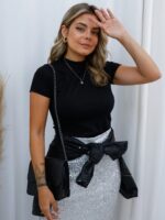 Blusa feminina canelada com gola alta e manga curta, feita de poliéster e elastano. Confortável e moderna, ideal para diversas ocasiões