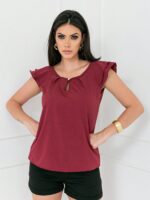 Blusa feminina Ianka com babado, decote gota e mangas esvoaçantes. Leve, casual e elegante, perfeita para várias ocasiões.