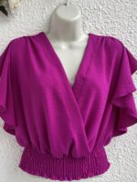 Blusa feminina Giulia rosa chiclete com mangas bufantes, decote em U e caimento slim fit. Ideal para ocasiões casuais e modernas.
