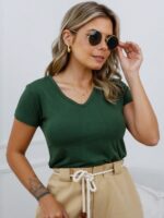 Blusa feminina gola V com mangas curtas em cor caramelo, feita de poliéster e elastano. Confortável e fácil de combinar com diferentes estilos.